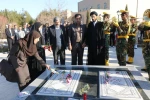 مراسم حضار در کنار قبور شهدای گمنام دانشکده فنی شهید بهشتی اردکان  و اهدای شاخه گل از مقام شامخ شهدا تجلیل کردند. 2