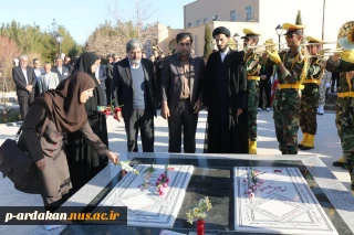 مراسم حضار در کنار قبور شهدای گمنام دانشکده فنی شهید بهشتی اردکان  و اهدای شاخه گل از مقام شامخ شهدا تجلیل کردند.