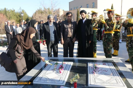 مراسم حضار در کنار قبور شهدای گمنام دانشکده فنی شهید بهشتی اردکان  و اهدای شاخه گل از مقام شامخ شهدا تجلیل کردند.