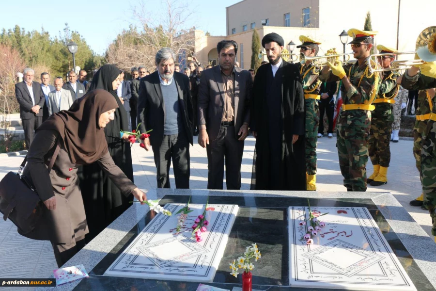 مراسم حضار در کنار قبور شهدای گمنام دانشکده فنی شهید بهشتی اردکان  و اهدای شاخه گل از مقام شامخ شهدا تجلیل کردند. 2