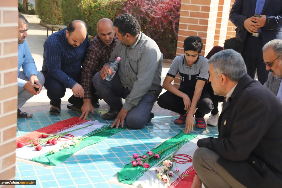 مراسم سالگرد خاکسپاری شهدای گمنام آموزشکده  فنی وحرفه ای شهید بهشتی اردکان با حضور حجت الاسلام دهباشی مسئول عقیدتی سیاسی پادگان هوا فضای اردکان (حضرت ولی عصر) ، دانشجویان وهمکاران مرکز 2