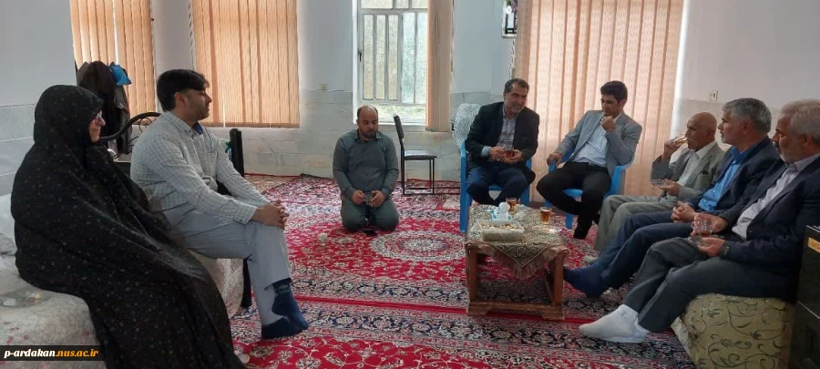 به گزارش روابط عمومی آموزشکده فنی وحرفه ای شهید بهشتی اردکان صبح امروز ۲۲ اسفندماه ۱۴۰۱ مصادف با سالروز بزرگداشت شهدا ؛ احمدعلی وکیلی سرپرست آموزشکده به همراه سید علی میرشمسی رئیس بنیاد شهید اردکان وبرخی از همکاران مرکز ؛ با خانواده شهیدحبیب فتاحی ؛پدربزر