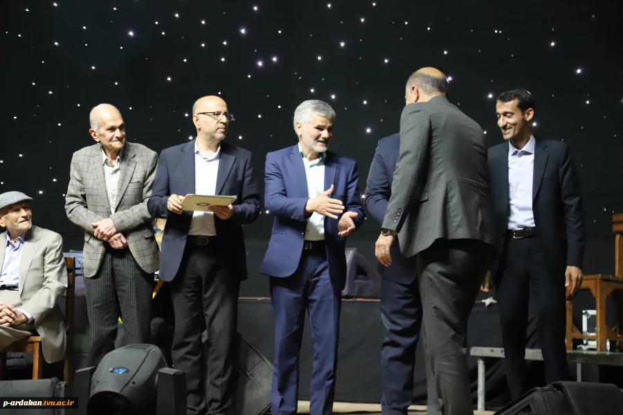 بزرگداشت مقام استاد و برگزاری جشن به همین مناسبت در آموزشکده فنی وحرفه ای شهید بهشتی اردکان 8