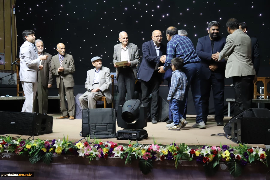 بزرگداشت مقام استاد و برگزاری جشن به همین مناسبت در آموزشکده فنی وحرفه ای شهید بهشتی اردکان 9
