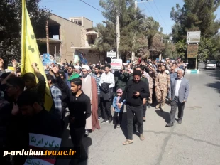 تجمع خود جوش  دانشجویان ،  همکاران و  اساتید آموزشکده فنی وحرفه ای شهید بهشتی اردکان با حضور اقشار مختلف مردم شهر اردکان در محکومیت حمله اسرائیل به بیمارستان غزه 7