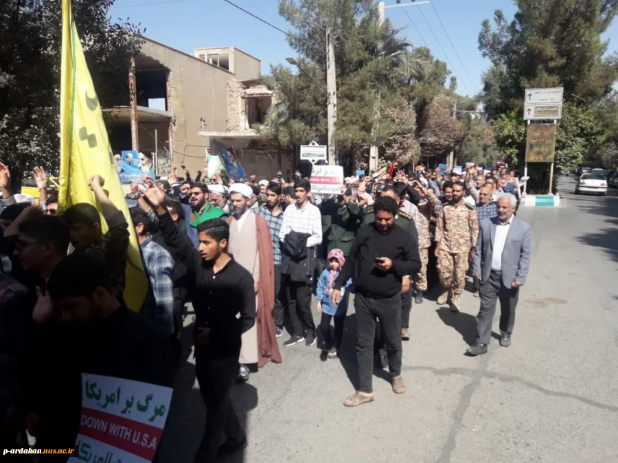 تجمع خود جوش  دانشجویان ،  همکاران و  اساتید آموزشکده فنی وحرفه ای شهید بهشتی اردکان با حضور اقشار مختلف مردم شهر اردکان در محکومیت حمله اسرائیل به بیمارستان غزه 7