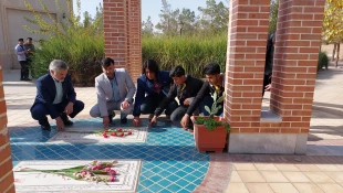 قبور شهدای گمنام آموزشکده فنی وحرفه ای شهید بهشتی اردکان، همزمان با هفته قرآن و عترت با حضور اعضای ستاد برگزاری این هفته در آموزشکده ، اساتید ودانشجویان غبارروبی و عطرافشانی شد.  2