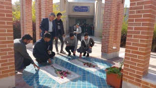 قبور شهدای گمنام آموزشکده فنی وحرفه ای شهید بهشتی اردکان، همزمان با هفته قرآن و عترت با حضور اعضای ستاد برگزاری این هفته در آموزشکده ، اساتید ودانشجویان غبارروبی و عطرافشانی شد.  3