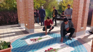 قبور شهدای گمنام آموزشکده فنی وحرفه ای شهید بهشتی اردکان، همزمان با هفته قرآن و عترت با حضور اعضای ستاد برگزاری این هفته در آموزشکده ، اساتید ودانشجویان غبارروبی و عطرافشانی شد.  4