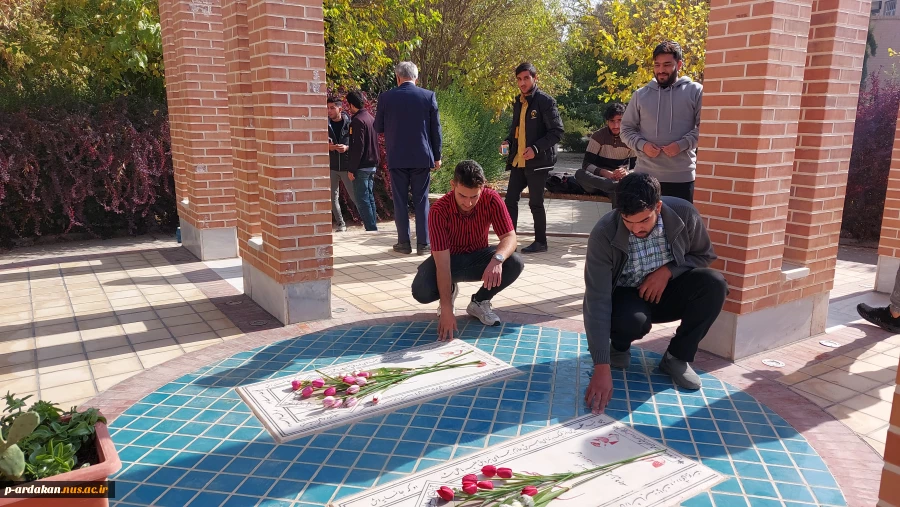 قبور شهدای گمنام آموزشکده فنی وحرفه ای شهید بهشتی اردکان، همزمان با هفته قرآن و عترت با حضور اعضای ستاد برگزاری این هفته در آموزشکده ، اساتید ودانشجویان غبارروبی و عطرافشانی شد.  4