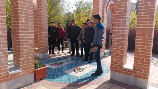 قبور شهدای گمنام آموزشکده فنی وحرفه ای شهید بهشتی اردکان، همزمان با هفته قرآن و عترت با حضور اعضای ستاد برگزاری این هفته در آموزشکده ، اساتید ودانشجویان غبارروبی و عطرافشانی شد.  5