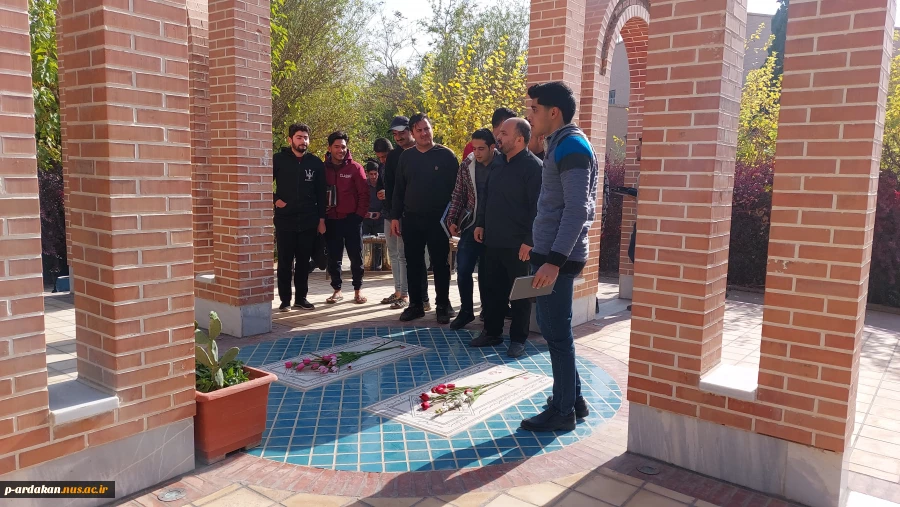 قبور شهدای گمنام آموزشکده فنی وحرفه ای شهید بهشتی اردکان، همزمان با هفته قرآن و عترت با حضور اعضای ستاد برگزاری این هفته در آموزشکده ، اساتید ودانشجویان غبارروبی و عطرافشانی شد.  5