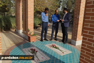 قبور شهدای گمنام آموزشکده فنی وحرفه ای شهید بهشتی اردکان، همزمان با هفته قرآن و عترت با حضور اعضای ستاد برگزاری این هفته در آموزشکده ، اساتید ودانشجویان غبارروبی و عطرافشانی شد.  7