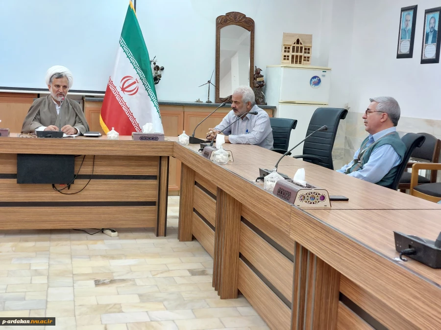 جلسه هم اندیشی همکاران آموزشکده فنی وحرفه ای شهید بهشتی اردکان با مسئول دفتر نهاد نمایندگی مقام معظم رهبری در دانشگاه فنی و حرفه‌ای استان یزد 4