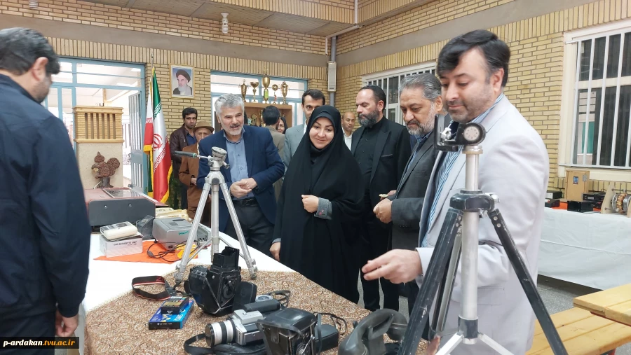 افتتاح نمایشگاه دائمی دست آوردهای دانشجویی آموزشکده شهید بهشتی اردکان به مناسبت هفته پژوهش 3