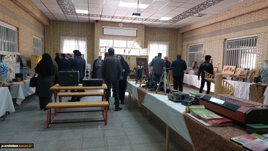 افتتاح نمایشگاه دائمی دست آوردهای دانشجویی آموزشکده شهید بهشتی اردکان به مناسبت هفته پژوهش 4