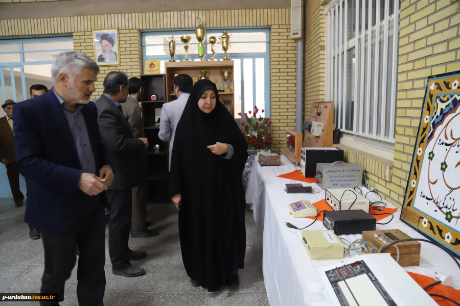 افتتاح نمایشگاه دائمی دست آوردهای دانشجویی آموزشکده شهید بهشتی اردکان به مناسبت هفته پژوهش 9