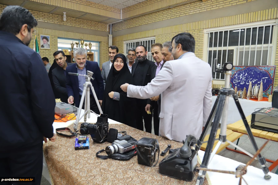 افتتاح نمایشگاه دائمی دست آوردهای دانشجویی آموزشکده شهید بهشتی اردکان به مناسبت هفته پژوهش 10