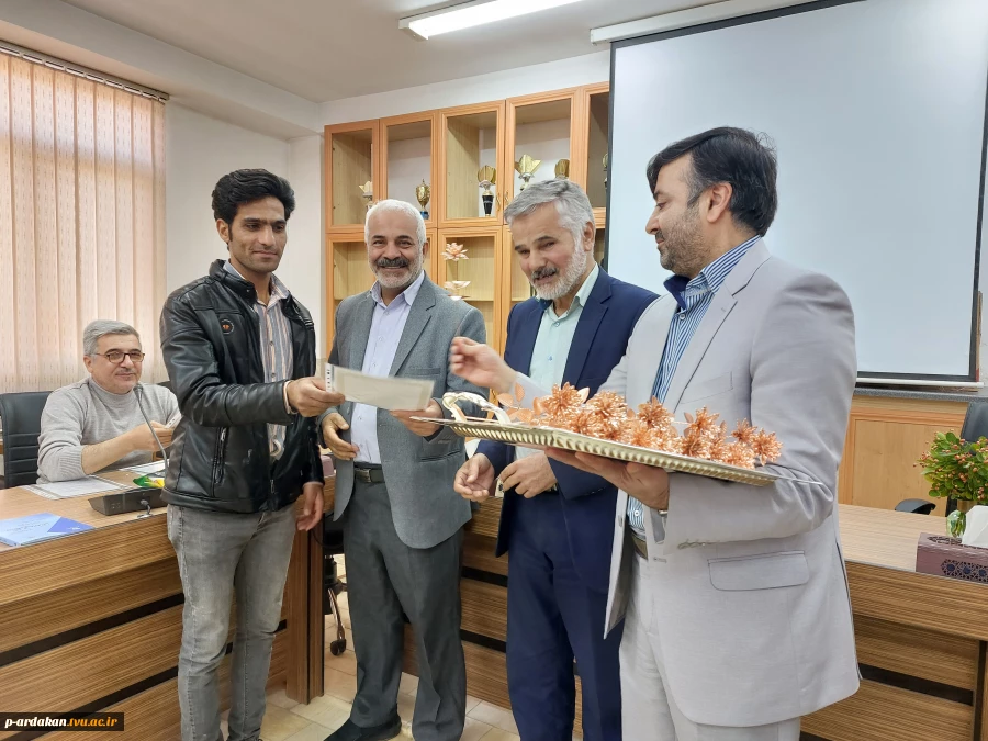 گرامیداشت سالروز ولادت مولای متقیان امام علی (ع) و روز پدر در آموزشکده فنی وحرفه ای شهید بهشتی اردکان 16