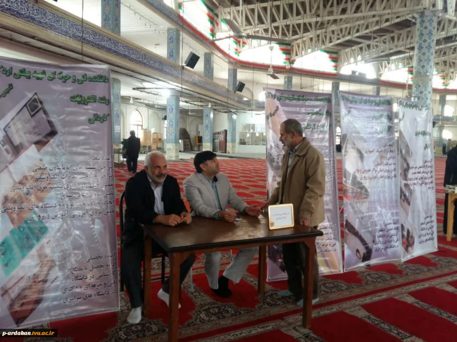 برپایی میز خدمت در میعادگاه نماز جمعه اردکان 8