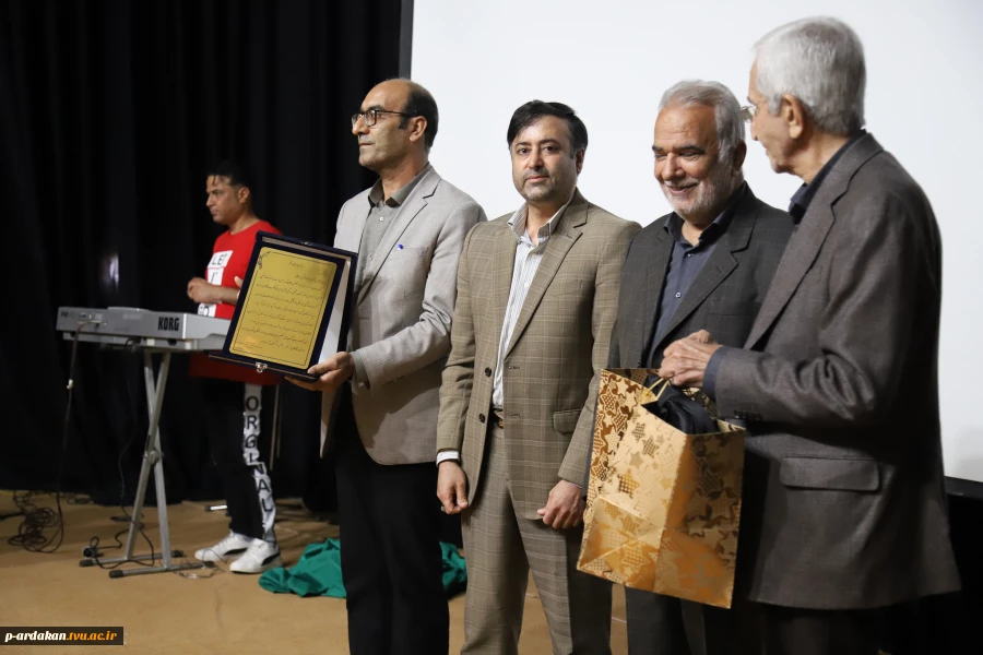 بزرگداشت مقام استاد و برگزاری جشن به همین مناسبت در آموزشکده فنی وحرفه ای شهید بهشتی اردکان 5