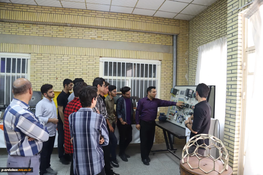 بازدید دانش‌آموزان هنرستان شهید صدوقی اردکان از آموزشکده شهید بهشتی  5